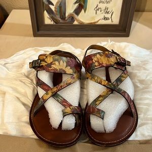 Adorable Patricia Nash Sandals